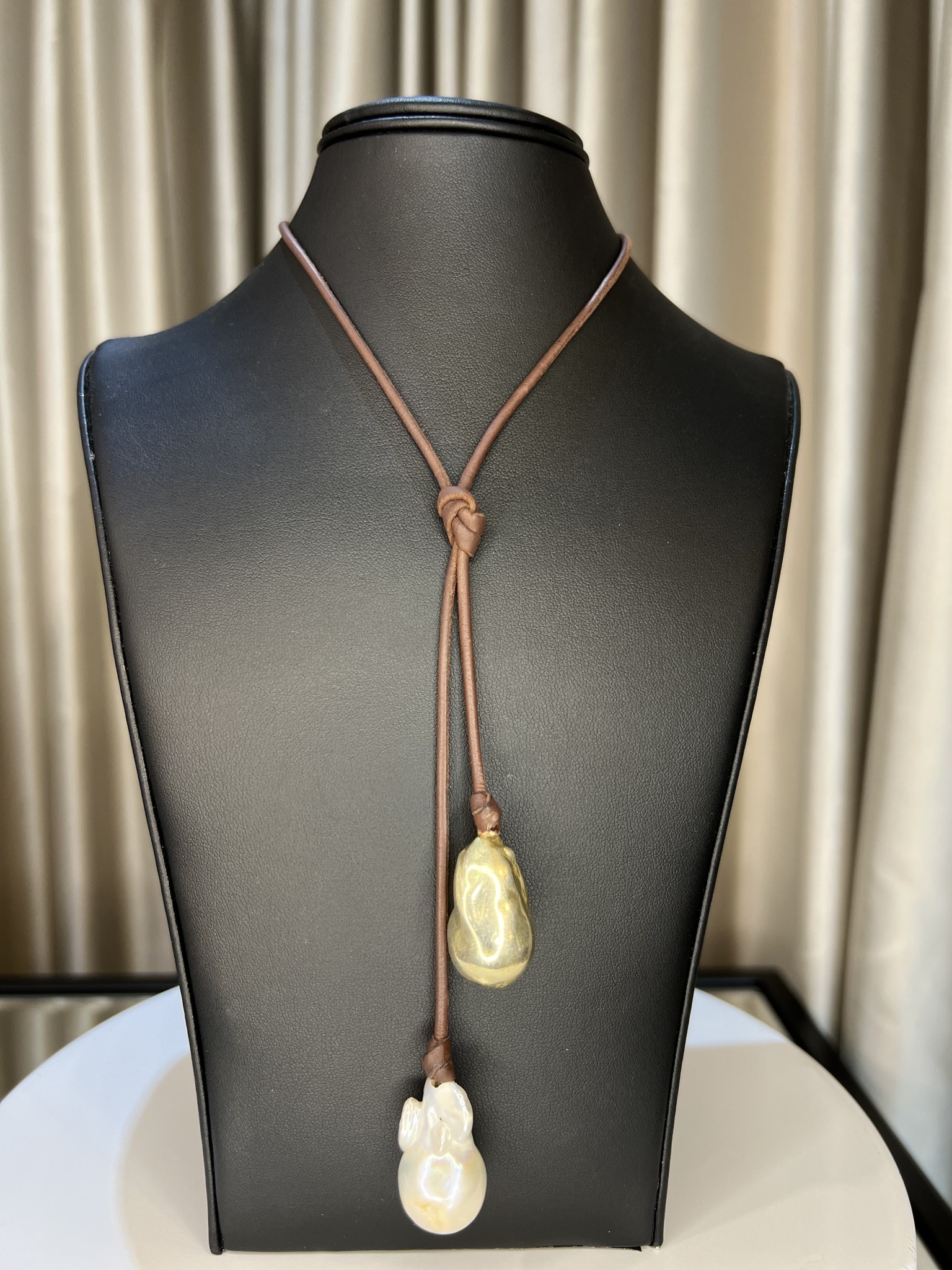 Two Rows Baroque pearl leather necklacePearl and Leather -  Portugal