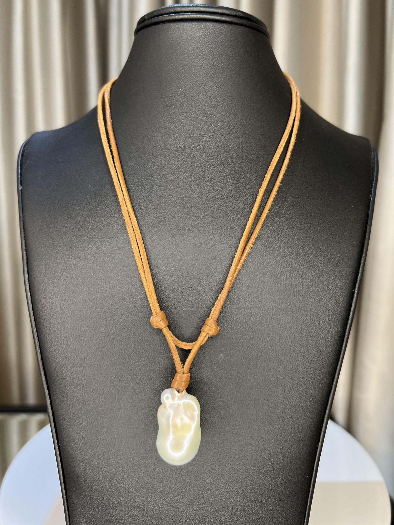 アクセサリー Mina White Baroque Pearl on double strand light brown leather cord