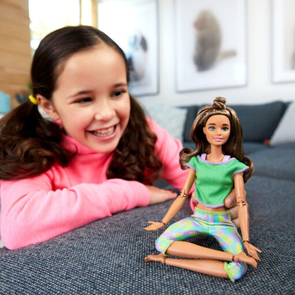 Mattel Barbie - Poupée  Fitness avec 22 Points d'Articulation, aux Longs Cheveux Bruns Ondulés et Portant une Tenue de Sport