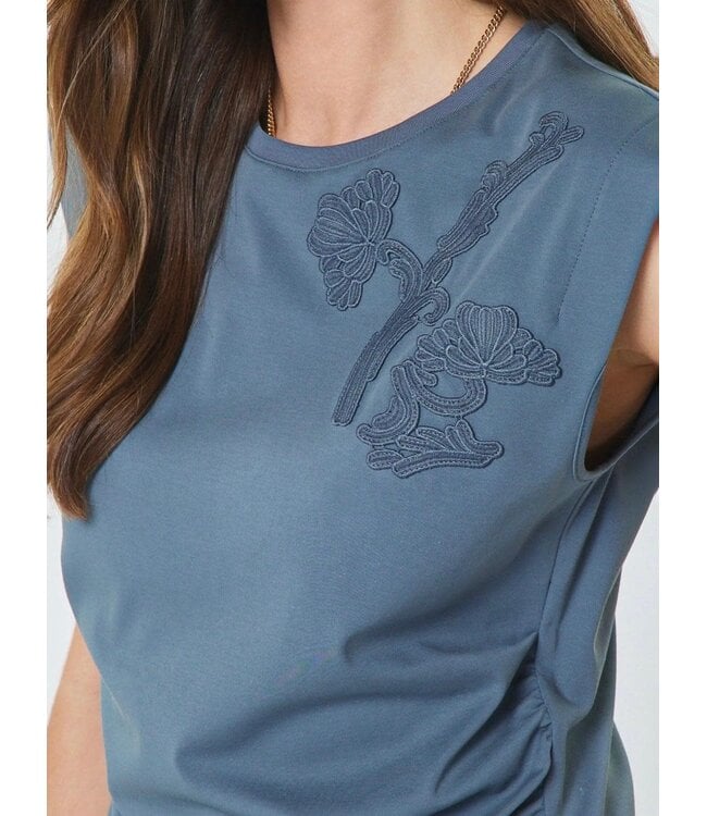 Roun Neck Sleeveless Embroidered Top