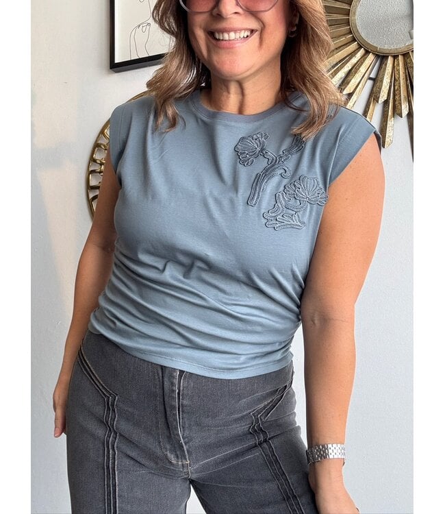 Roun Neck Sleeveless Embroidered Top