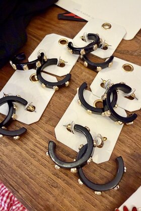 Bulldog Head Black Hoops