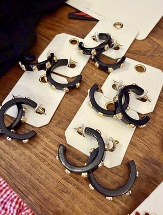 Bulldog Head Black Hoops