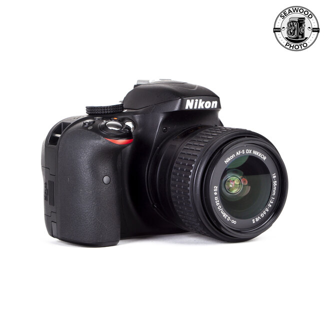 Nikon D3300 24.2mp w/Nikkor AF-S 18-55mm VR EXCELLENT