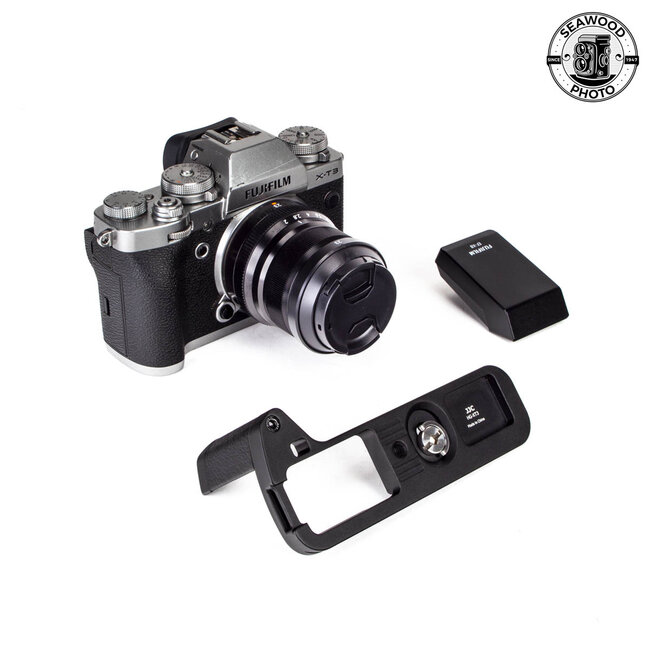Fujifilm X-T3 w/23mm f2 WR EF-X8 Flash and JJC Grip GOOD