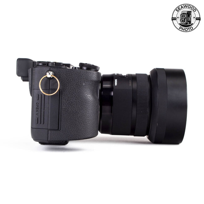 Sigma sd Quattro Mirrorless 29MP APS-C Foveon w/30mm f/1.4 EXCELLENT