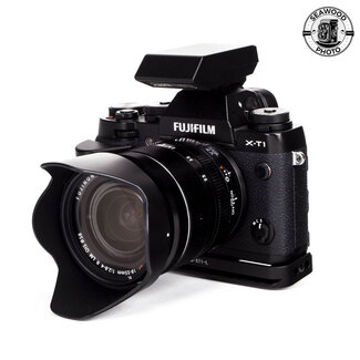 Fujifilm Fujifilm X-T1 16.3mp w/18-55mm XF Zoom, Flash, Grip EXCELLENT