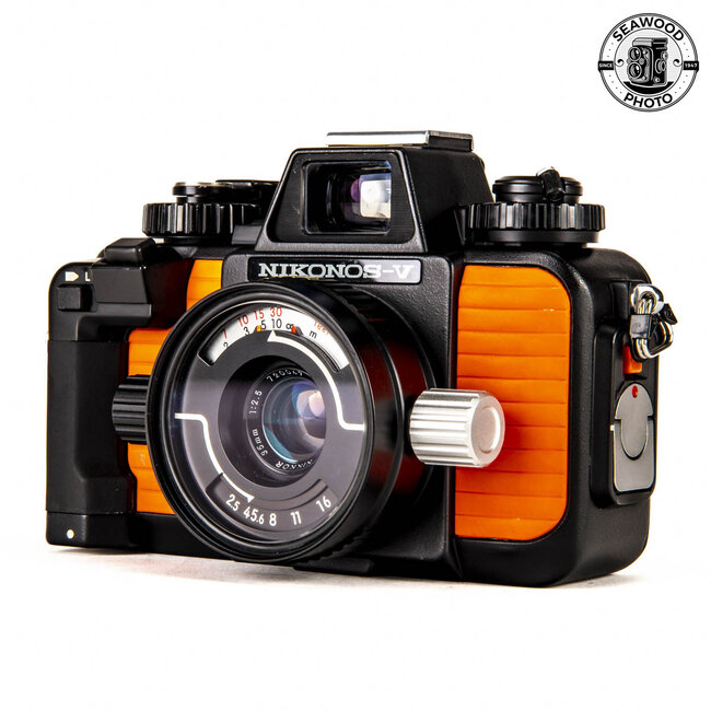 Nikonos V Kit w/35mm f/2.5,  20mm f/2.8, Strobe and Case GOOD+