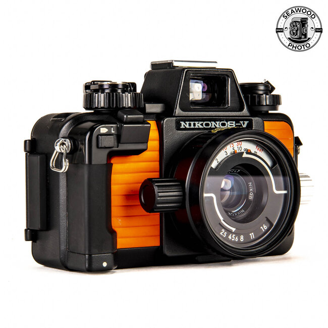 Nikonos V Kit w/35mm f/2.5,  20mm f/2.8, Strobe and Case GOOD+