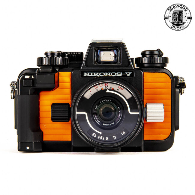 Nikonos V Kit w/35mm f/2.5,  20mm f/2.8, Strobe and Case GOOD+