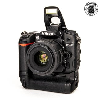 Nikon Nikon D7000 16.2MP w/ DX 35mm f/1.8 G GOOD+