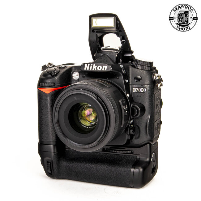 Nikon D7000 16.2MP w/ DX 35mm f/1.8 G GOOD+