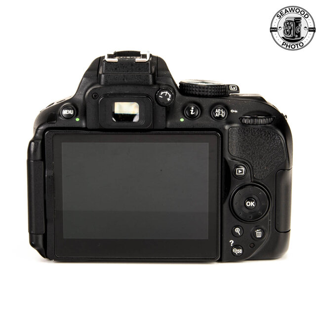 Nikon D5300 24.2 MP w/ 40mm f/2.8 DX GOOD