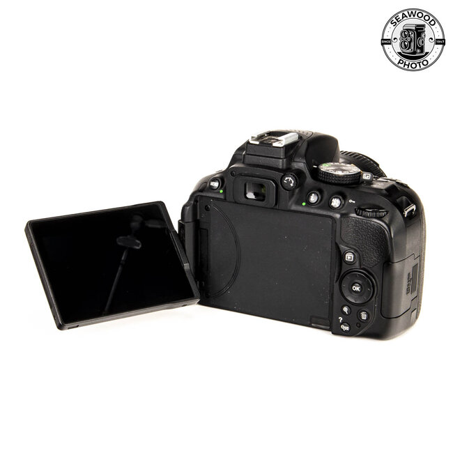 Nikon D5300 24.2 MP w/ 40mm f/2.8 DX GOOD