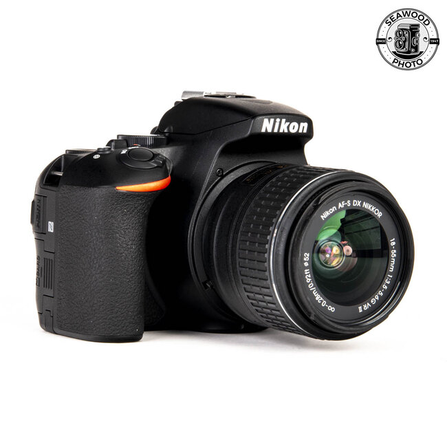 Nikon D5600 w/ 18-55mm f3.5-5.6G II LIKE NEW
