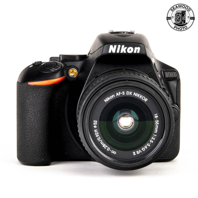 Nikon D5600 w/ 18-55mm f3.5-5.6G II LIKE NEW