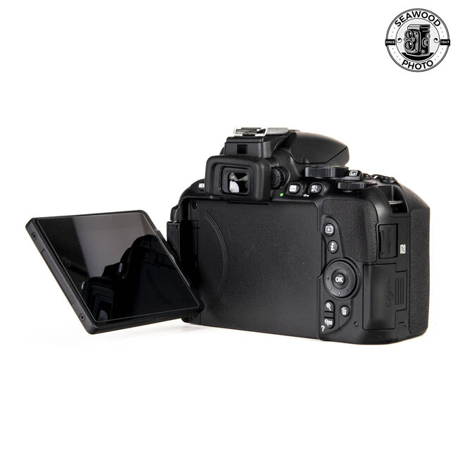 Nikon D5600 w/ 18-55mm f3.5-5.6G II LIKE NEW
