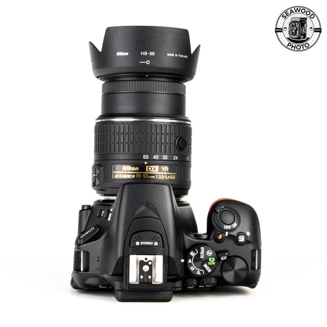 Nikon D5600 w/ 18-55mm f3.5-5.6G II LIKE NEW