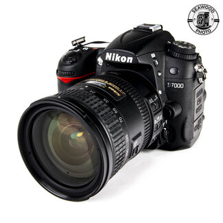 Nikon Nikon D7000 16 MP w/18-200mm f/3.5-5.6 (LOW SHUTTER) GOOD+