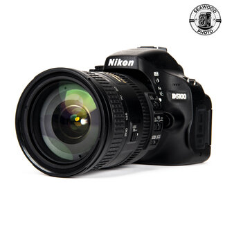 Nikon Nikon D5100 w/18-200mm f/3.5-5.6 (LOW SHUTTER) EXCELLENT