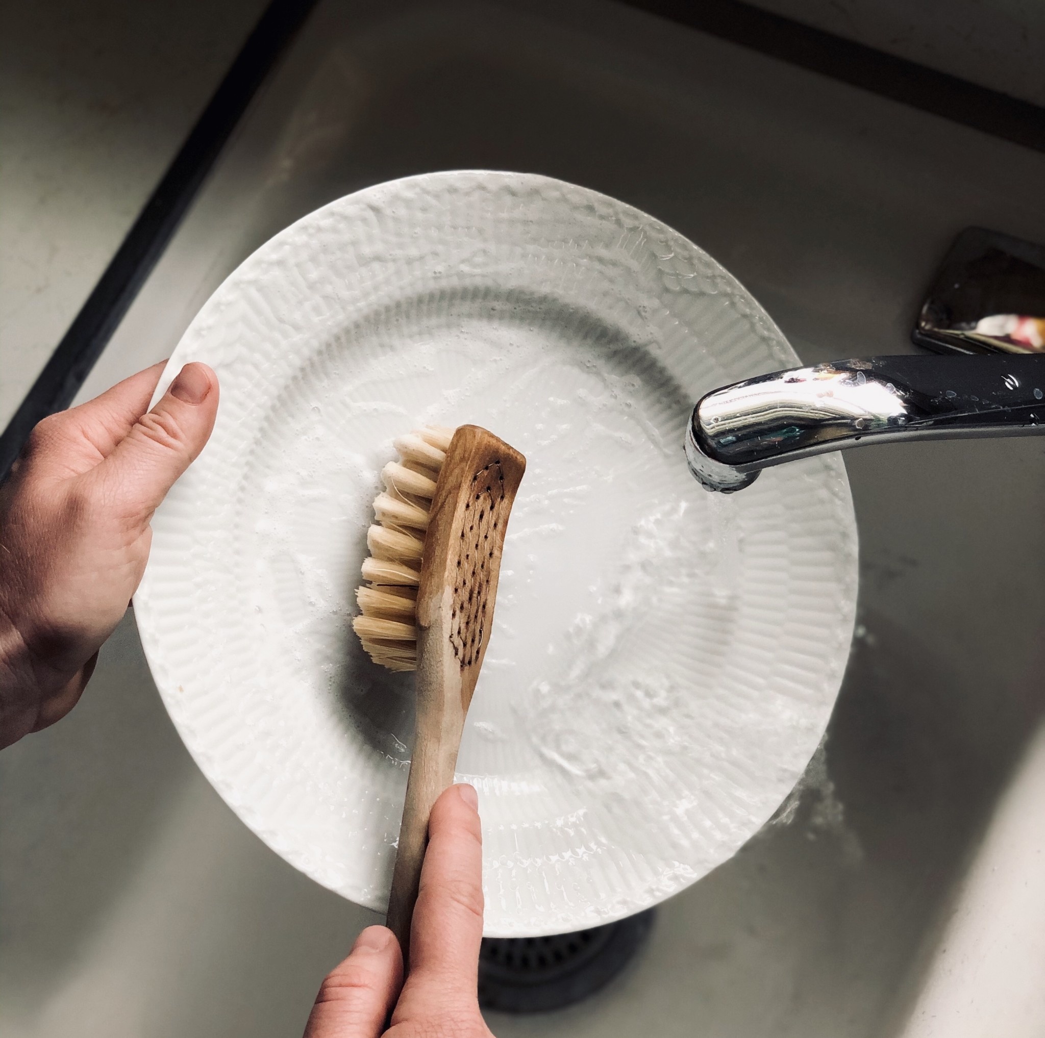 Iris Hantverk Swedish Long Handle Dish Brush - Stiff Tampico Bristles