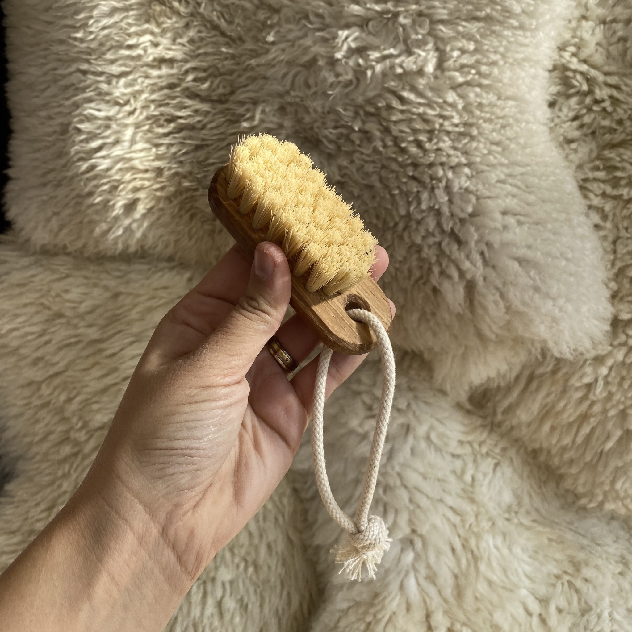 Iris Hantverk Swedish Lovisa Oiled Oak Nail Brush on Rope