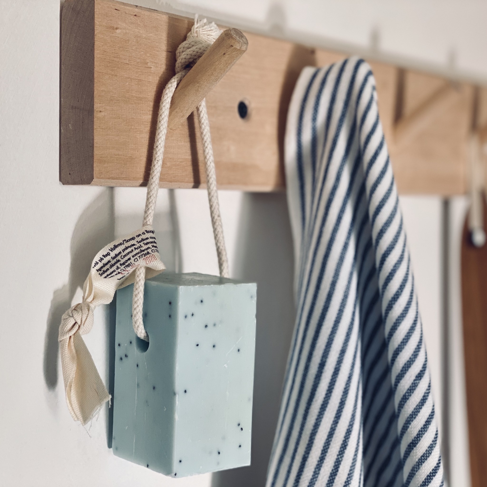 Iris Hantverk Natural Swedish Soap On A Rope - Poppy Mint