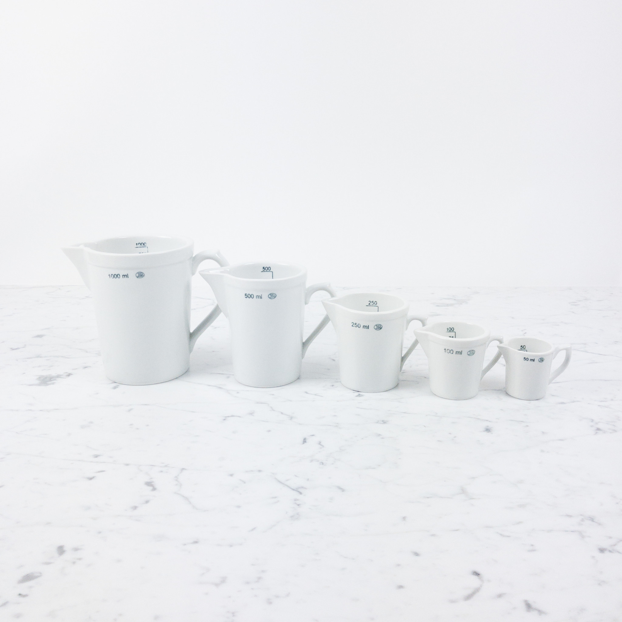 Jizerska Laboratory Porcelanka Laboratory Porcelain Heavy Handled Pitcher 1000ml