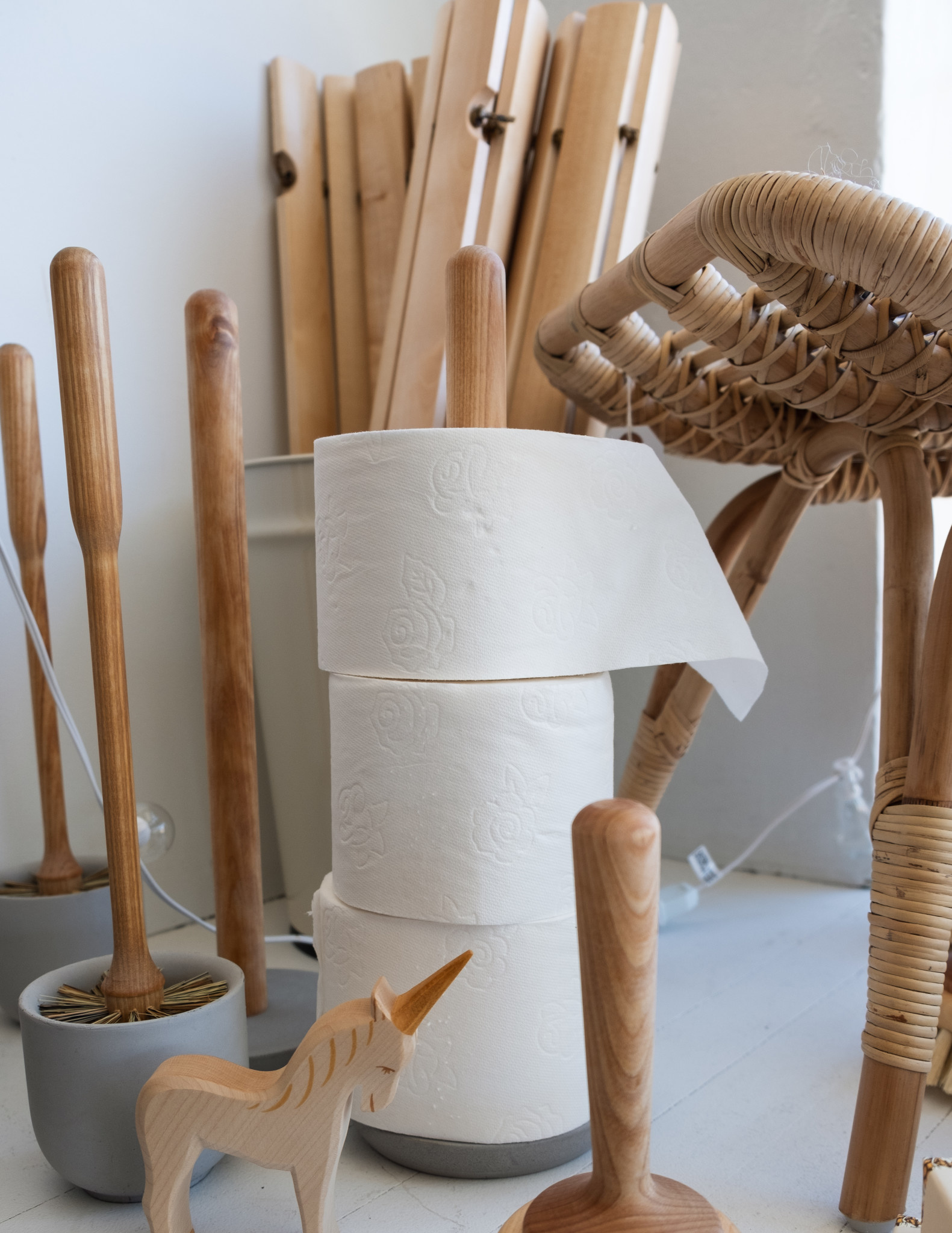 Iris Hantverk Birch Toilet Paper Holder - Light Grey Concrete