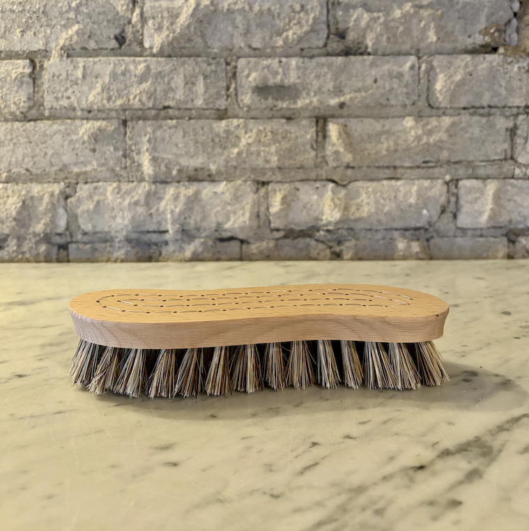 Iris Hantverk S Shaped Scrubbing Brush - Union Blend Bristles