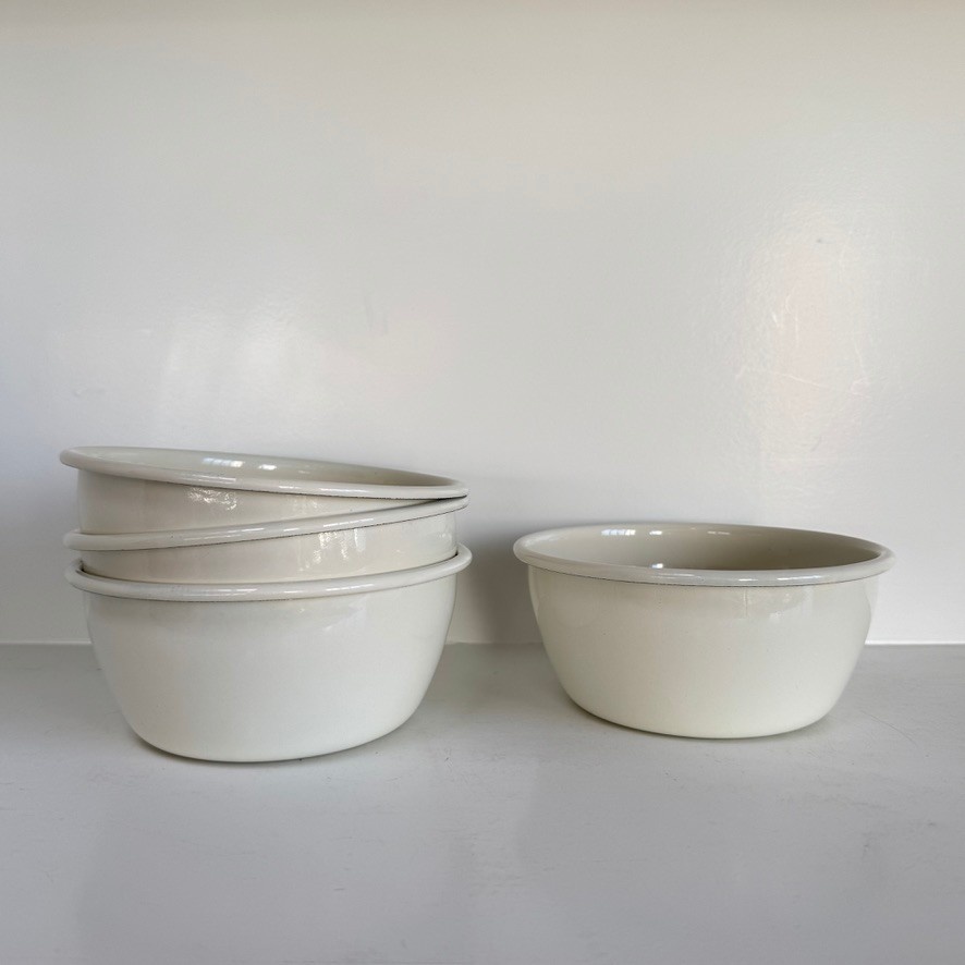 Golden Rabbit Cream Enamelware Bowl - 24oz