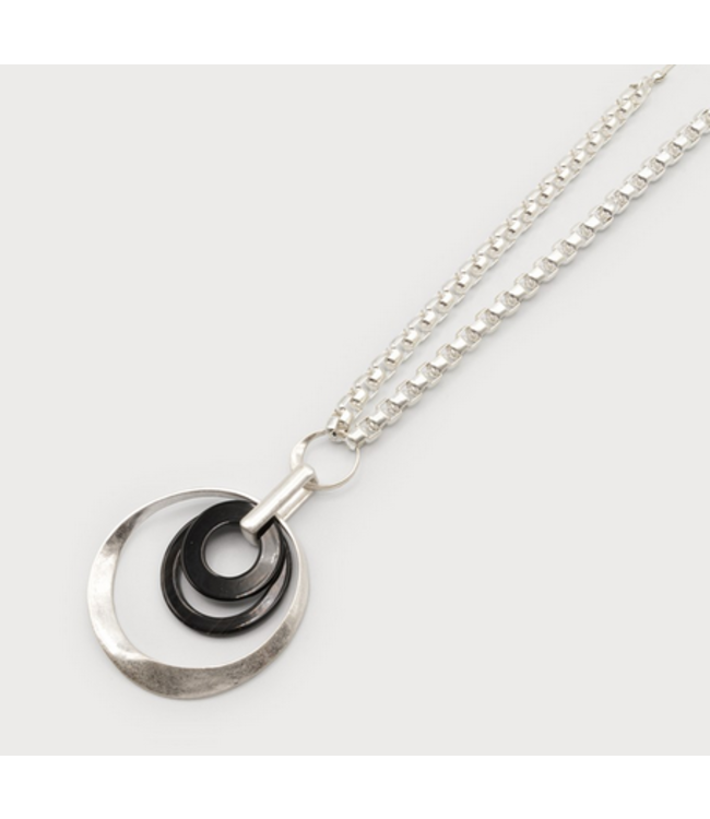 Caracol - Metal & Resin Ring Adjustable Pendant - Silver