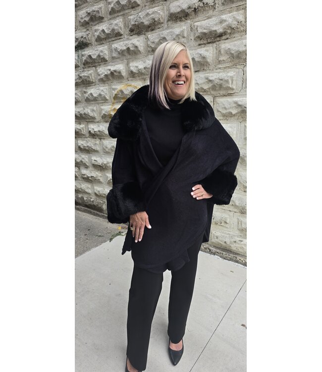 The Loop -Fur detailed  winter cape - Black