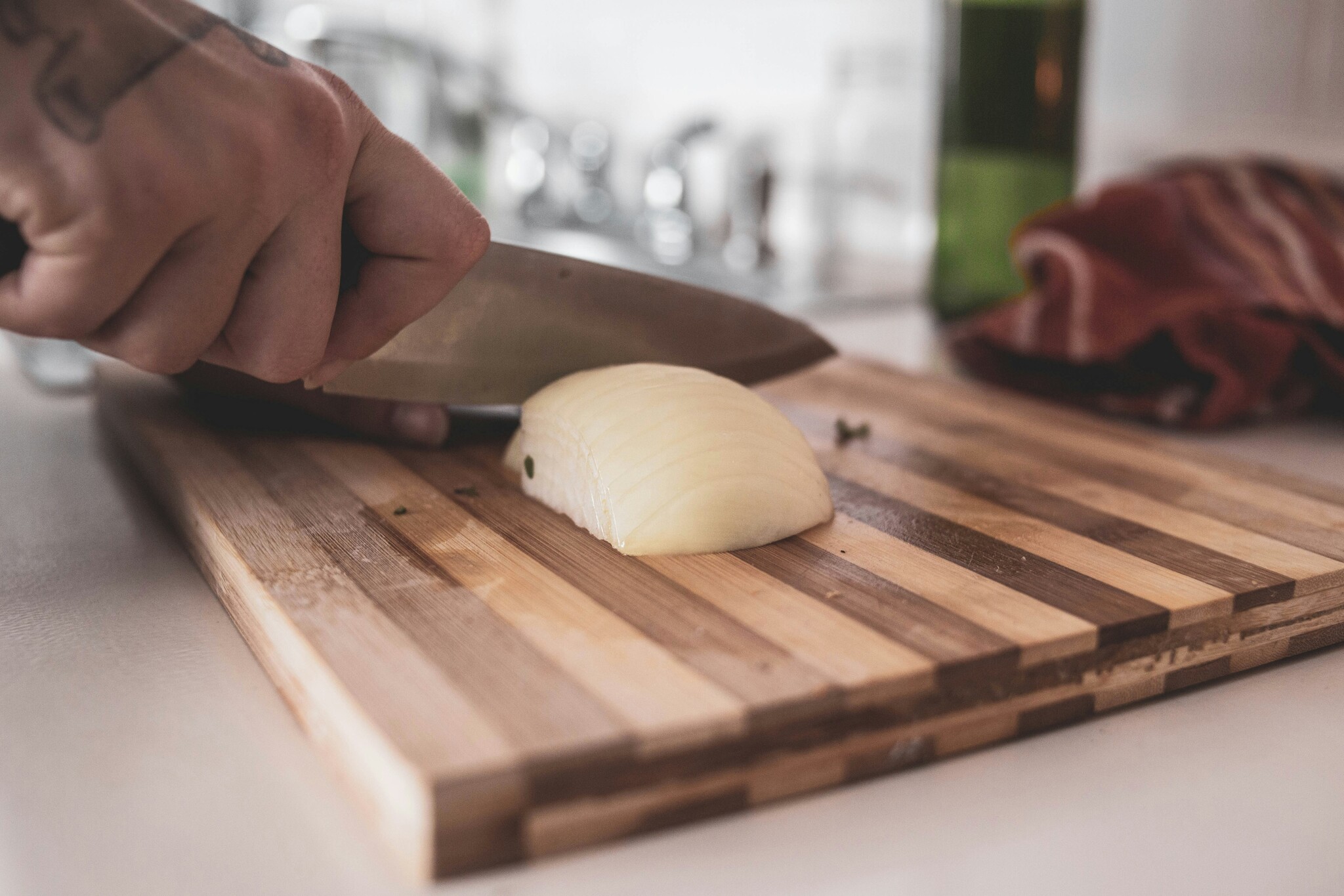 End Grain vs Edge Grain Cutting Boards: Which is Better for Your Knives?