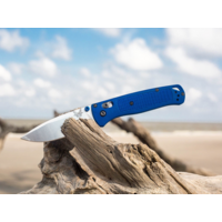 Benchmade Bugout, Blue Grivory, Axis Lock , Drop Point CPM S30V