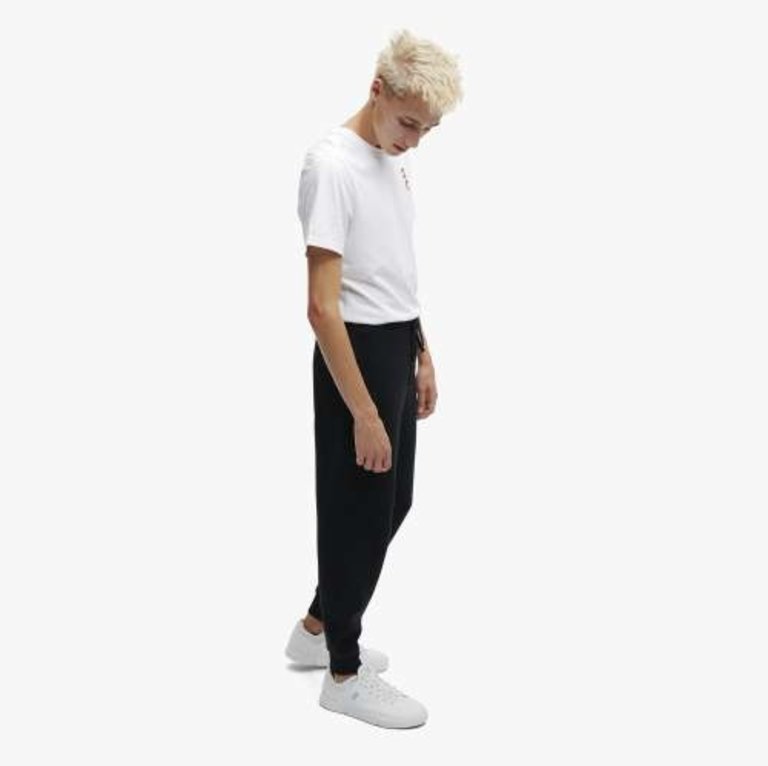 https://cdn.shoplightspeed.com/shops/625833/files/50226298/768x1024x3/on-cloud-sweat-pants-on-cloud-men.jpg