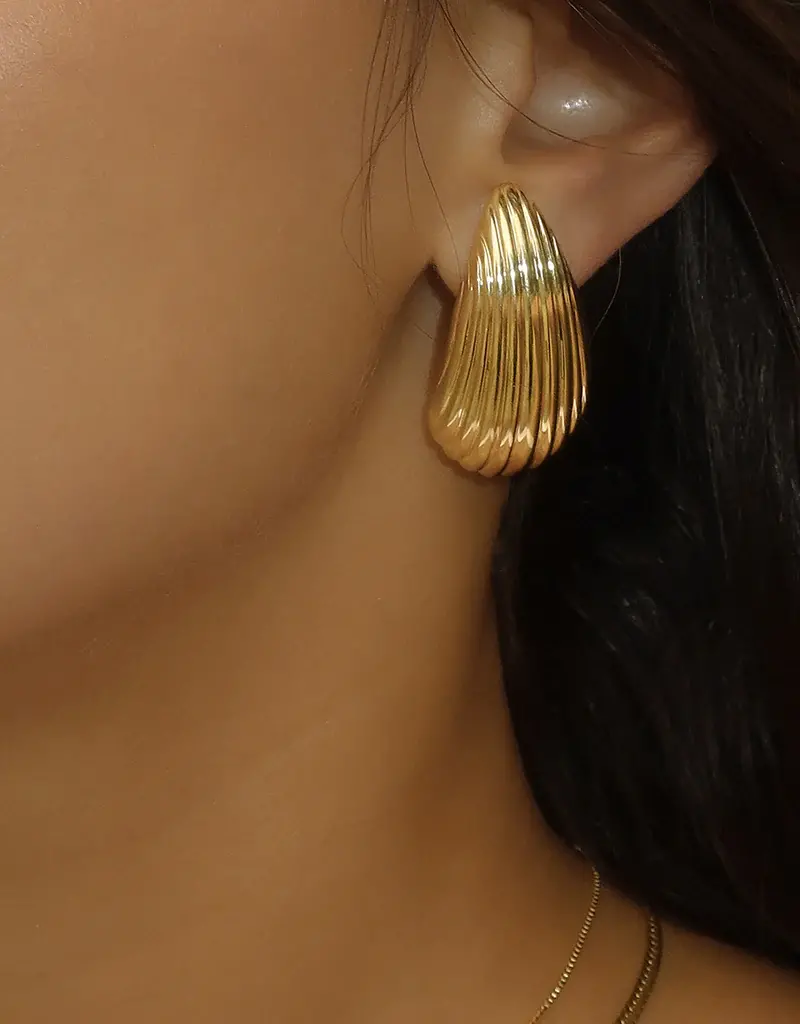 Leah Alexandra Shell Earrings - Gold