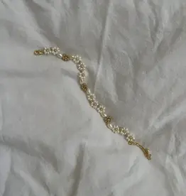 Oak + Eve Daisy Bracelet With Cafe Flower and Pearl Detail
