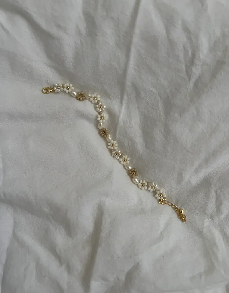 Oak + Eve Daisy Bracelet With Cafe Flower and Pearl Detail