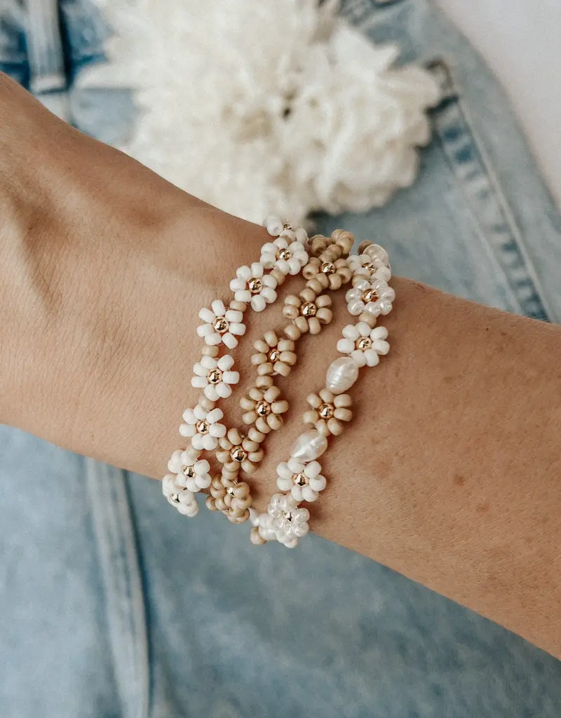 Oak + Eve Daisy Bracelet With Cafe Flower and Pearl Detail