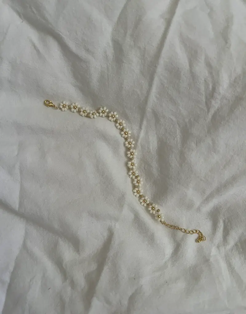 Oak + Eve Daisy Bracelet with Vanilla Flower Detail