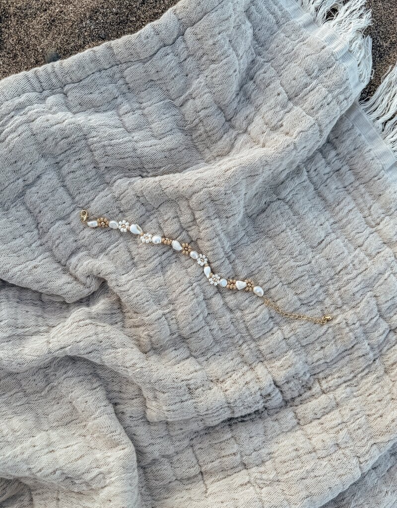 Oak + Eve Tofino Bracelet with Shell and Flower Detail - Cafe