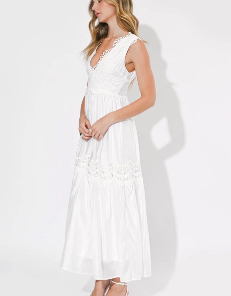 Adelyn Rae Charlotte Lace Contrast Maxi Dres in White