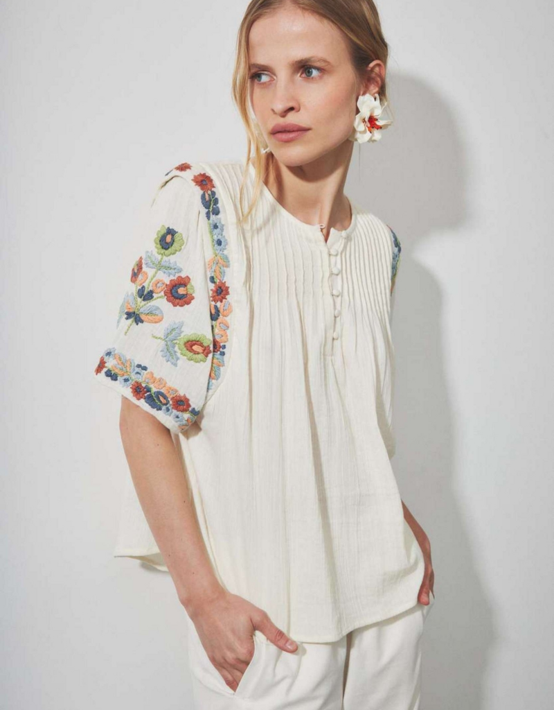 Louizon Badge Embroidered Short Sleeve Blouse in Ecru