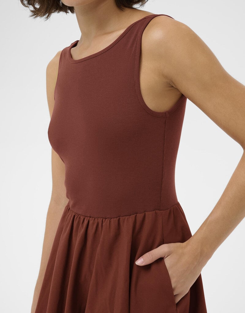 Kaffe Kirsten Sleeveless Bubblehem Midi Dress in Henna