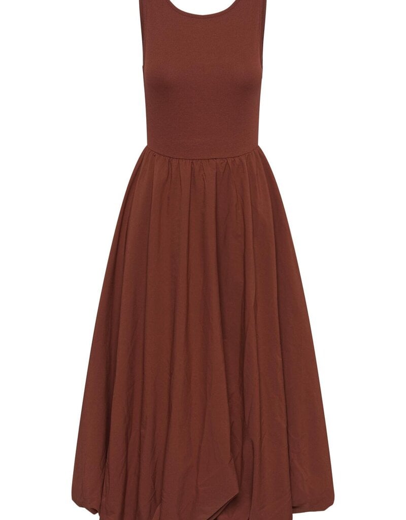 Kaffe Kirsten Sleeveless Bubblehem Midi Dress in Henna