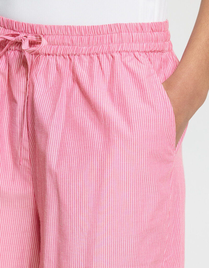 ICHI Fundel 100% Cotton Scallop Hem Shorts in Verry Berry Stripe