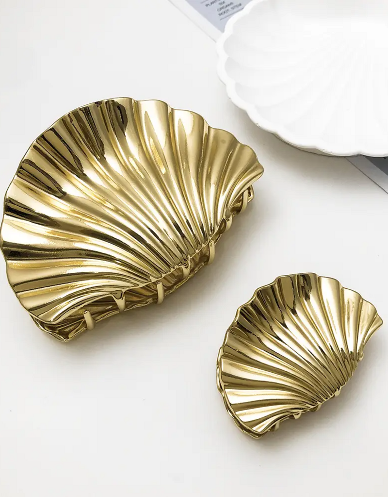 LadyJuneAccessories Shell Claw Clip in Gold