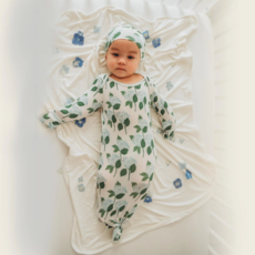 KICKEE PANTS PRINT KNOTTED LAYETTE GOWN & HAT SET-HYDRANGEA
