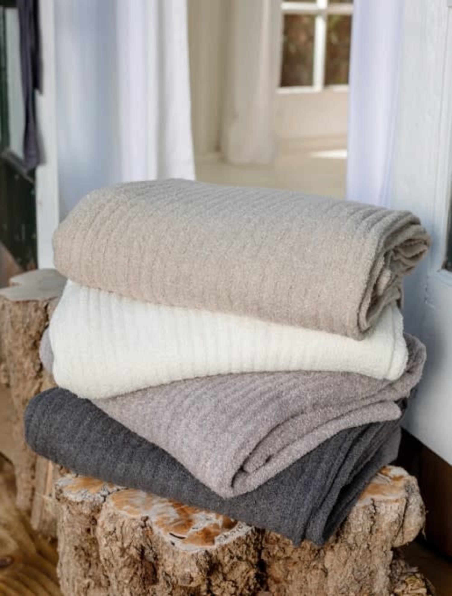  Barefoot Dreams CozyChic Lite Throw, Pearl : Home & Kitchen